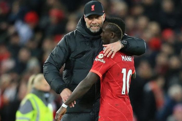 Pelatih Liverpool, Juergen Klopp, memeluk Sadio Mane seusai laga Liga Inggris kontra West Ham United di Stadion Anfield, Sabtu (5/3/2022).