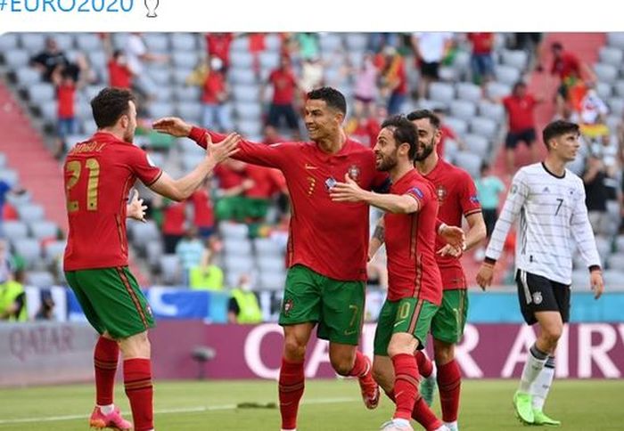 Para pemain timnas Portugal merayakan gol Cristiano Ronaldo ke gawang timnas Jerman dalam laga Grup F EURO 2020 di Stadion Football Arena, Sabtu (19/6/2021).