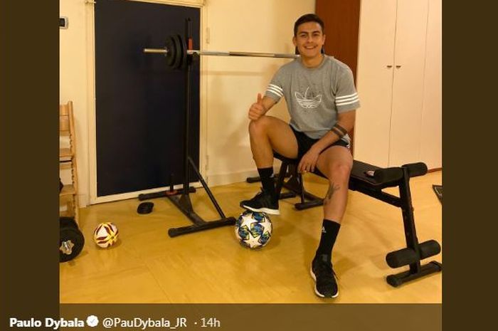 Penyerang Juventus, Paulo Dybala, tetap berlatih dalam masa isolasi di rumah.