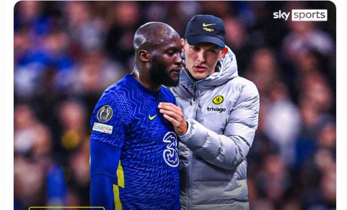 Pelatih Chelsea, Thomas Tuchel, saat berbicara dengan Romelu Lukaku.