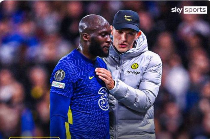 Pelatih Chelsea, Thomas Tuchel, saat berbicara dengan Romelu Lukaku.