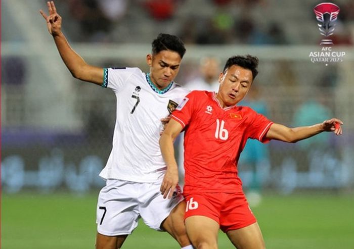 Marselino Ferdinan bersaing dengan pemain Vietnam saat membela Timnas Indonesia dalam Piala Asia 2023 di Qatar.
