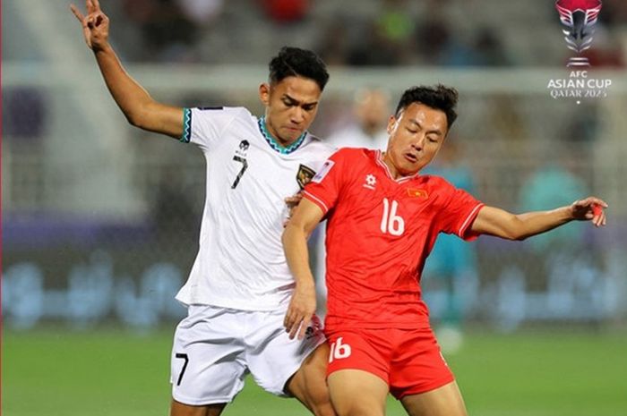 Marselino Ferdinan bersaing dengan pemain Vietnam saat membela Timnas Indonesia dalam Piala Asia 2023 di Qatar.