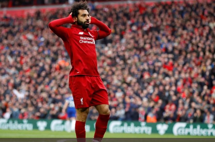 Pemain Liverpool, Mohamed Salah, merayakan golnya ke gawang Chelsea di Anfield, Minggu (14/4/2019)