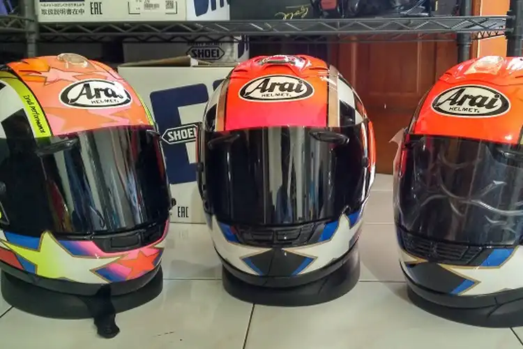 Jadul Tapi Mahal, Bursa Helm Motif Pembalap 2-Tak Kembali ke Tahun 1990- an