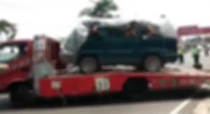 Suzuki Carry bertutup terpal naik ke truk gendong, ternyata isinya pemudik, distop polisi di Semarang