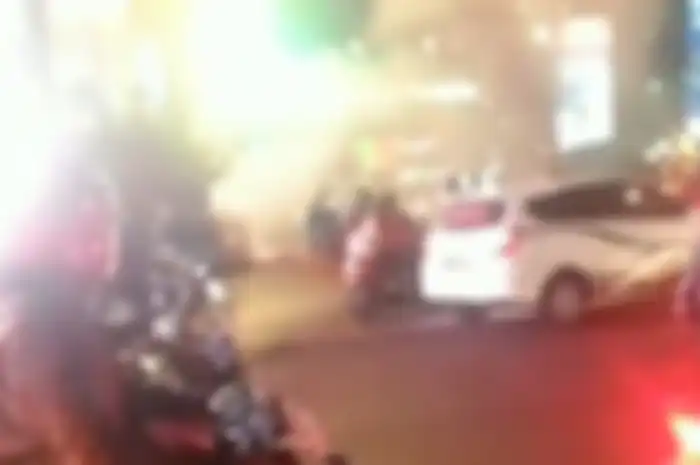 Insiden terbakarnya mobil itu belum diketahui penyebabnya (10/3/2019).