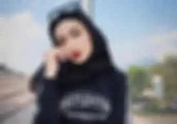 Riesca Rose Dituding Jadi Selingkuhan Sule, Motor Cebol Warna Kuning Bikin Penasaran