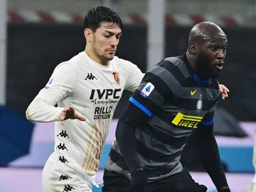 Aksi Federico Barba saat menghadapi Romelu Lukaku dalam duel Inter Milan vs Benevento di Liga Italia  (30/1/2021). Barba kini resmi direkrut Persib Bandung bersama Thom Haye.