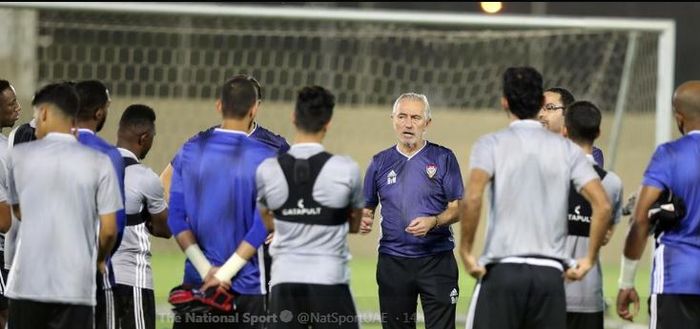 Bert van Marwijk memimpin sesi latihan timnas Uni Emirat Arab.
