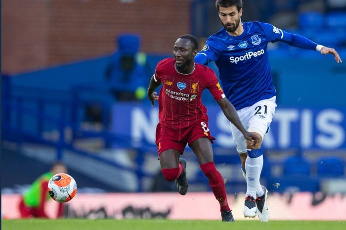 Aksi pemain Liverpool, Naby Keita (kiri) dalam laga kontra Everton pada Minggu (21/6/2020).