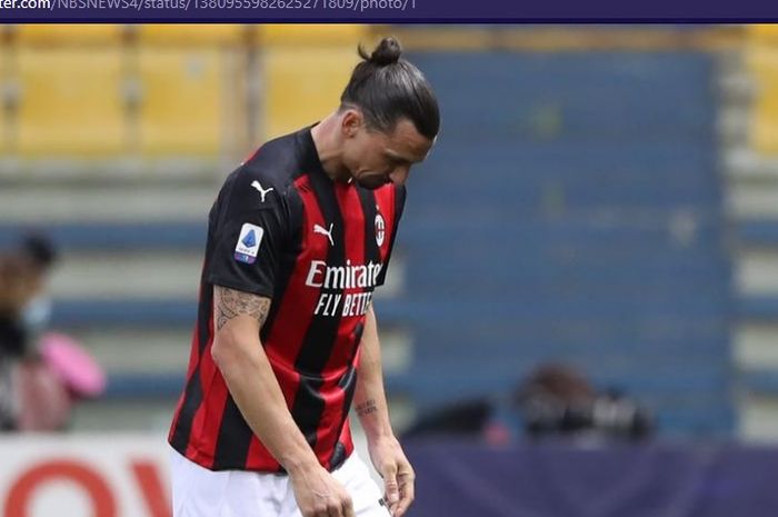 Bomber AC Milan, Zlatan Ibrahimovic, diusir wasit dalam laga melawan Parma di Stadion Ennio Tardini pada pekan ke-30 Liga Italia, Sabtu (10/4/2021). 