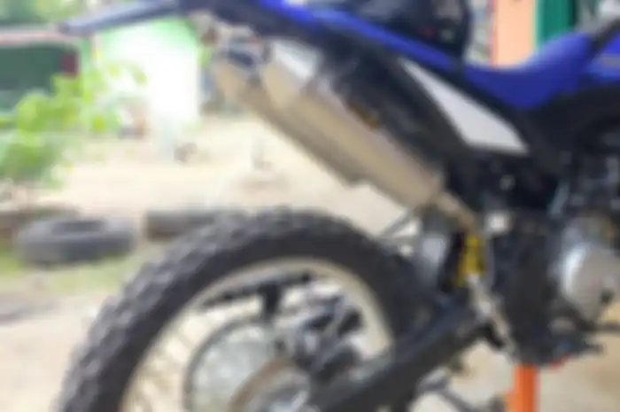 Knalpot double muffler Yamaha WR155R. Bikin tampilan mirip motor trail special engine.
