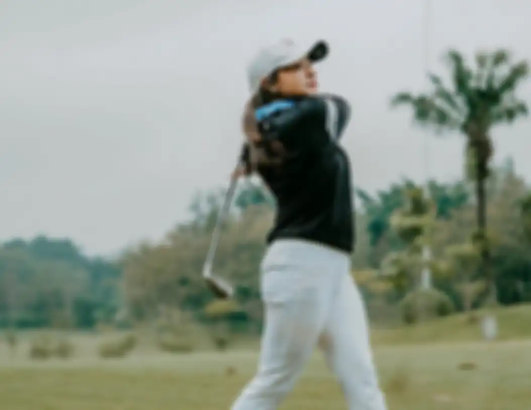 Amel Carla bermain golf