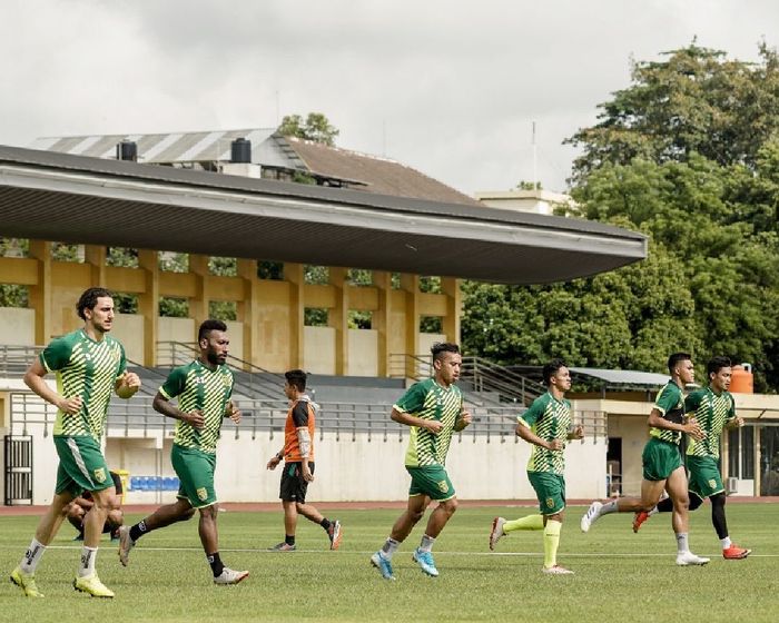 Para pemain Persebaya Surabaya melakoni pemusatan latihan di Yogyakarta.