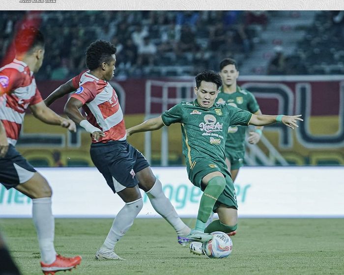 Hugo Gomes berebut bola dengan Wildan Ramdhani dalam derbi Jawa Timur antara Persebaya Surabaya dan Madura United pada pekan ke-29 Liga 1 2023/2024.