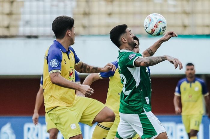 Aksi gelandang PSS Sleman, Jonathan Bustos, saat melawan Barito Putera pada pekan ke-20 Liga 1 2023/2024.