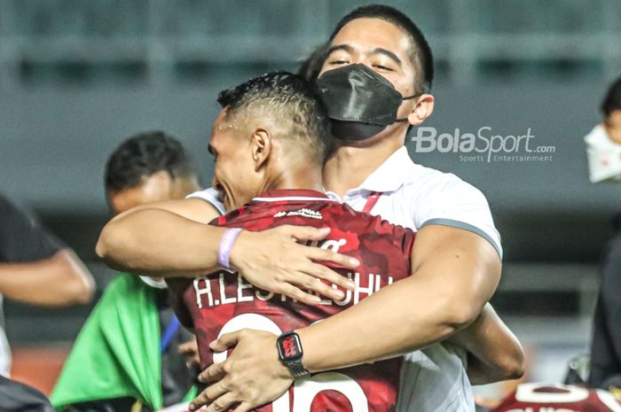 Direktur Utama Persis Solo, Kaesang Pangarep (kanan), nampak sedang memeluk salah satu pemainnya seusai timnya menjadi juara Liga 2 2021 di Stadion Pakansari, Bogor, Jawa Barat, 30 Desember 2021.