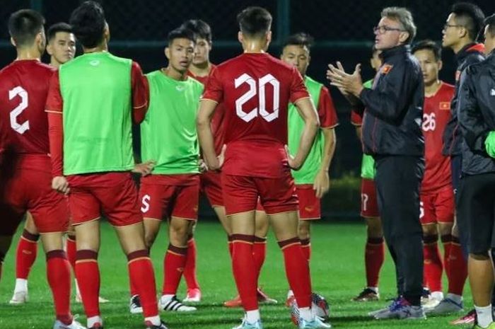 Pelatih Timnas Vietnam, Philippe Troussier, memimpin sesi latihan menjelang laga persahabatan FIFA Matchday Oktober 2023.