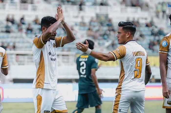 Ricky Kambuaya melakukan selebasi meminta maaf setelah mencetak gol pada laga Dewa United melawan Persebaya Surabaya, Selasa (16/4/2024).