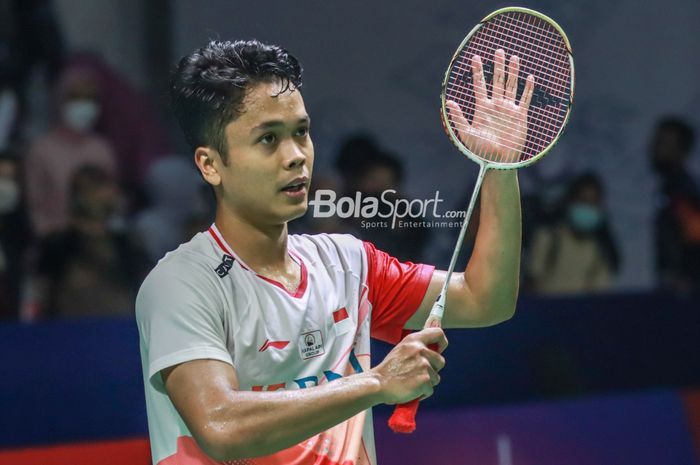 Atlet bulutangkis tunggal putra Indonesia, Anthony Sinisuka Ginting (Anthony Ginting), sedang memberikan salam ke penonton di Istora Senayan, Jakarta pada 17 Juni 2022.