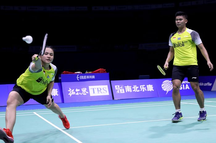 Pasangan ganda campuran Indonesia, Praveen Jordan/Melati Daeva Oktavianto, mengembalikan kok ke arah  Rohan Kapoor/Kuhoo Garg  (India) pada babak pertama Kejuaraan Asia 2019 yang berlangsung di Wuhan Sports Center Gymnasium, Selasa (23/4/2019).