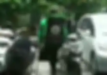 Video Semangatnya Pemotor Ojek Online yang Cacat Kaki, Netizen Kagum Banget