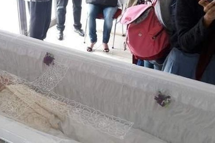 Yana Zein yang menjadi lawan main Krisdayanti ini bikin heboh. Sebab, ayahnya ingin jenazah Yana Zein dimandikan ulang secara Islam.
