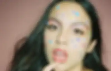 Mulai dari Olivia Rodrigo, Ini List Seleb Ikut Tren Beauty Sticker!