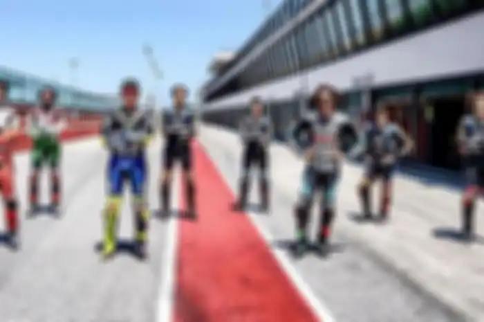 Ilustrasi. Pose jarang dan pertama kalinya Valentino Rossi latihan bareng seluruh muridnya. Di sirkuit Misano (2/6/2020)