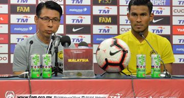 Pelatih timnas Malaysia, Tan Cheng Hoe (kiri), bersama pemainnya, Syahmi Safari (kanan), saat menghadiri konferensi pers sebelum laga melawan Indonesia dalam Kualifikasi Piala Dunia 2022 Grup G Zona Asia.