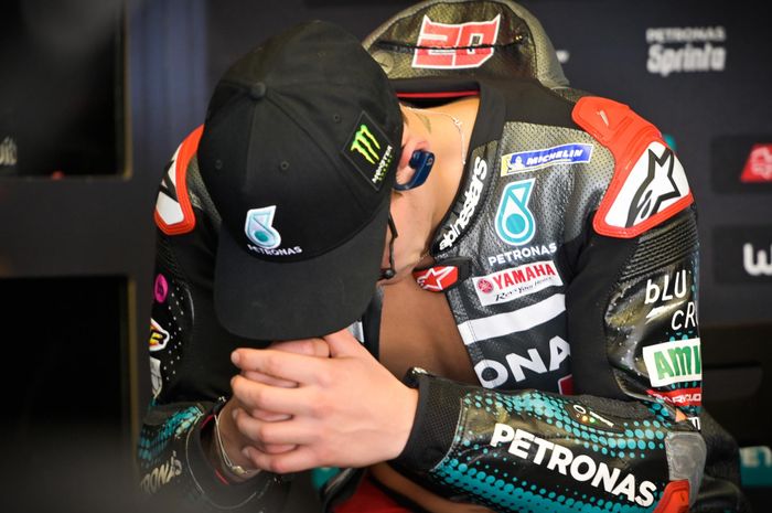 Pembalap Petronas Yamaha SRT, Fabio Quartararo, tertunduk lesu di dalam garasi timnya.