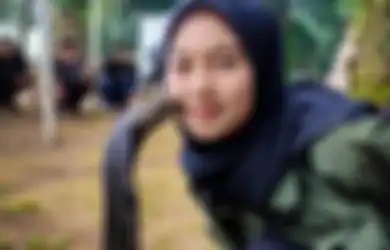 Foto Gadis Bandung yang Pamer Dicium Ular King Cobra 4 Meter, Netizen Sampai Merinding Hingga Viral