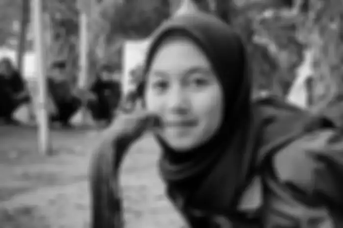 Aulia Khairunnisa saat bermain bersama ular King Cobra yang dipeliharanya sejak kecil. Ular ini diberi nama Rambo.
