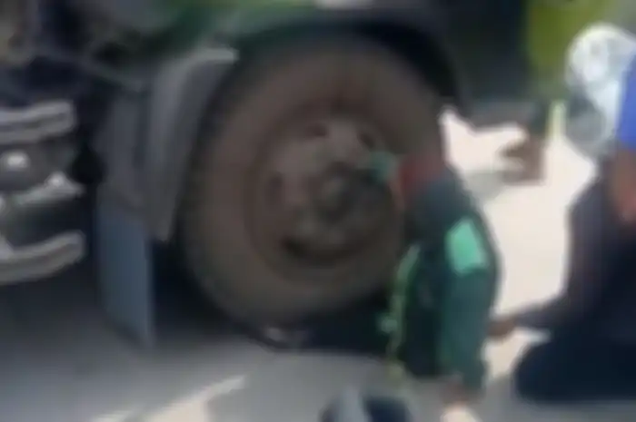 Senggolan dengan truk kontainer