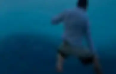 Seorang Pemuda Nekat Terjun dari Kapal Pesiar Demi Jadi Viral, Ini yang Terjadi Setelahnya!