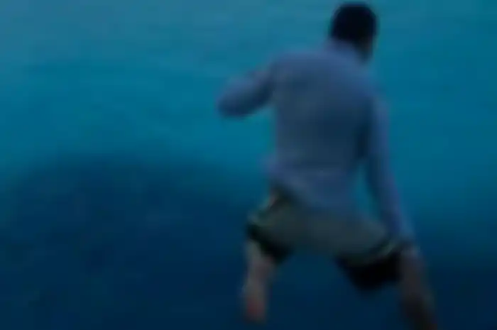 Seorang pemuda nekat terjun dari kapal pesiar demi tenar di dunia online