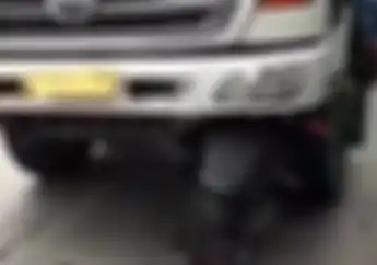 Lagi! Video Kecelakaan Motor Masuk Kolong Truk Muatan Besar, Pemotor Tergeletak di Pinggir Jalan