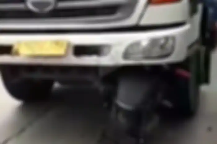 Kecelakaan antara truk besar dengan motor