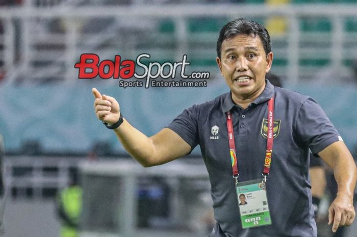 Pelatih timnas U-17 Indonesia, Bima Sakti, sedang memantau timnya bertanding di Stadion Gelora Bung Tomo, Surabaya, Jawa Timur, Jumat (10/11/2023).