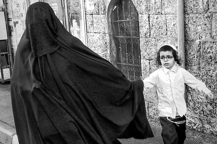Banyak yang menganggap bahwa perempuan dalam foto ini adalah seorang muslimah. Tentu saja merujuk pada burka yang dikenakannya.