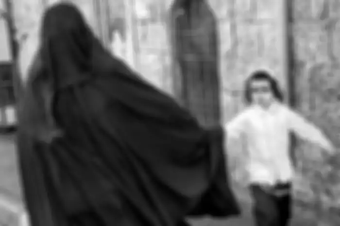 Banyak yang menganggap bahwa perempuan dalam foto ini adalah seorang muslimah. Tentu saja merujuk pada burka yang dikenakannya.