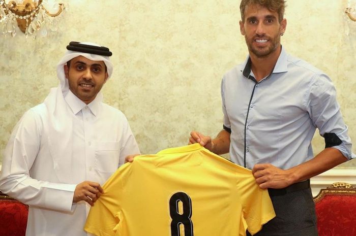 Eks pemain Bayern Munchen, Javi Martinez (kanan) resmi diperkenalkan oleh Qatar SC sebagai pemain barunya.