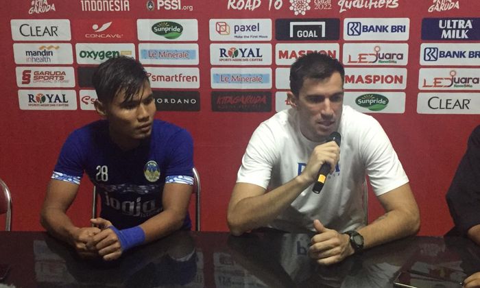 Pelatih PSIM Yogyakarta, Vladimir Vujovic, memberikan keterangan pers seusai laga uji coba kontra Timnas U-23 Indonesia di Stadion Sultan Agung, Bantul, Minggu (6/5/2019) malam.