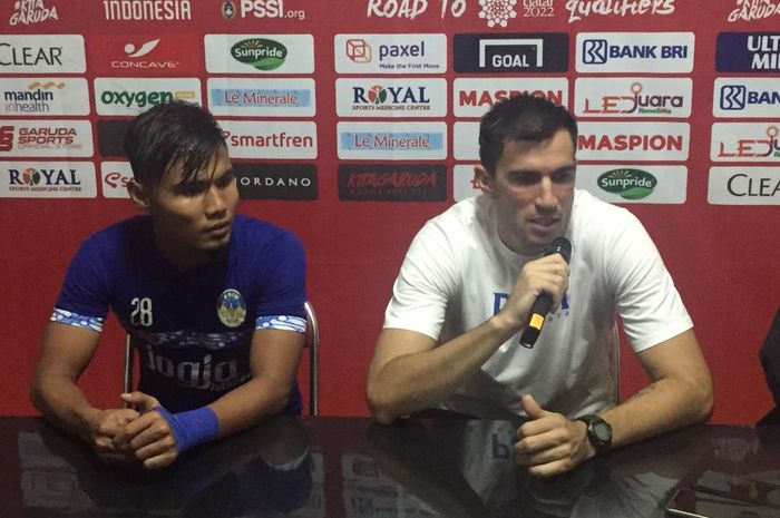 Pelatih PSIM Yogyakarta, Vladimir Vujovic, memberikan keterangan pers seusai laga uji coba kontra Timnas U-23 Indonesia di Stadion Sultan Agung, Bantul, Minggu (6/5/2019) malam.