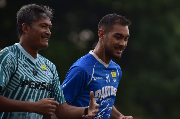 Gelandang Persib Bandung, Omid Nazari, saat mengikuti latihan tim.