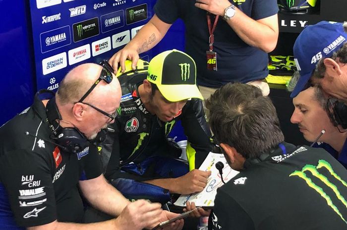 Valentino Rossi saat berdiskusi dengan kru tim Monster Energy Yamaha sesaat sebelum turun pada sesi balapan MotoGP Catalunya 2019.