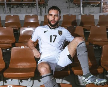 Calvin Verdonk dengan jersei tandang baru Timnas Indonesia