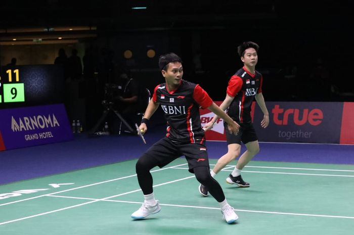 Aksi ganda putra Indonesia, Mohammad Ahsan/Kevin Sanjaya Sukamuljo pada laga perempat final Thomas Cup 2022 melawan pasangan China, Liu Yu Chen/Ou Xuan Yi di Impact Arena, Bangkok, Thailand, Kamis (13/5/2022).