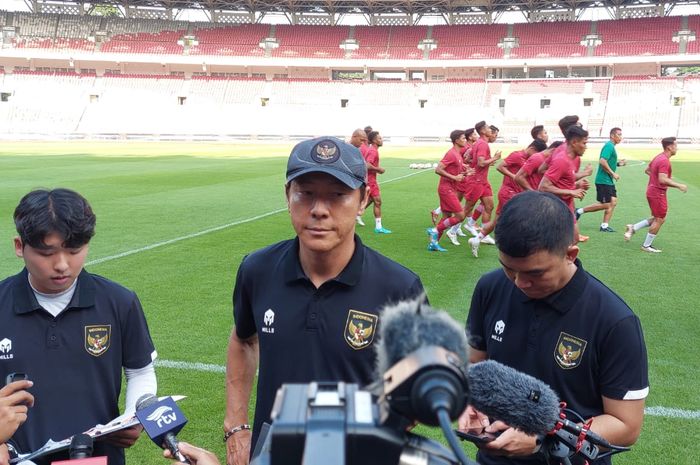 Pelatih timnas Indonesia, Shin Tae-yong saat memberi keterangan kepada awak media di Stadion Utama Gelora Bung Karno (SUGBK), Senayan, Jakarta, Selasa (20/12/2022).